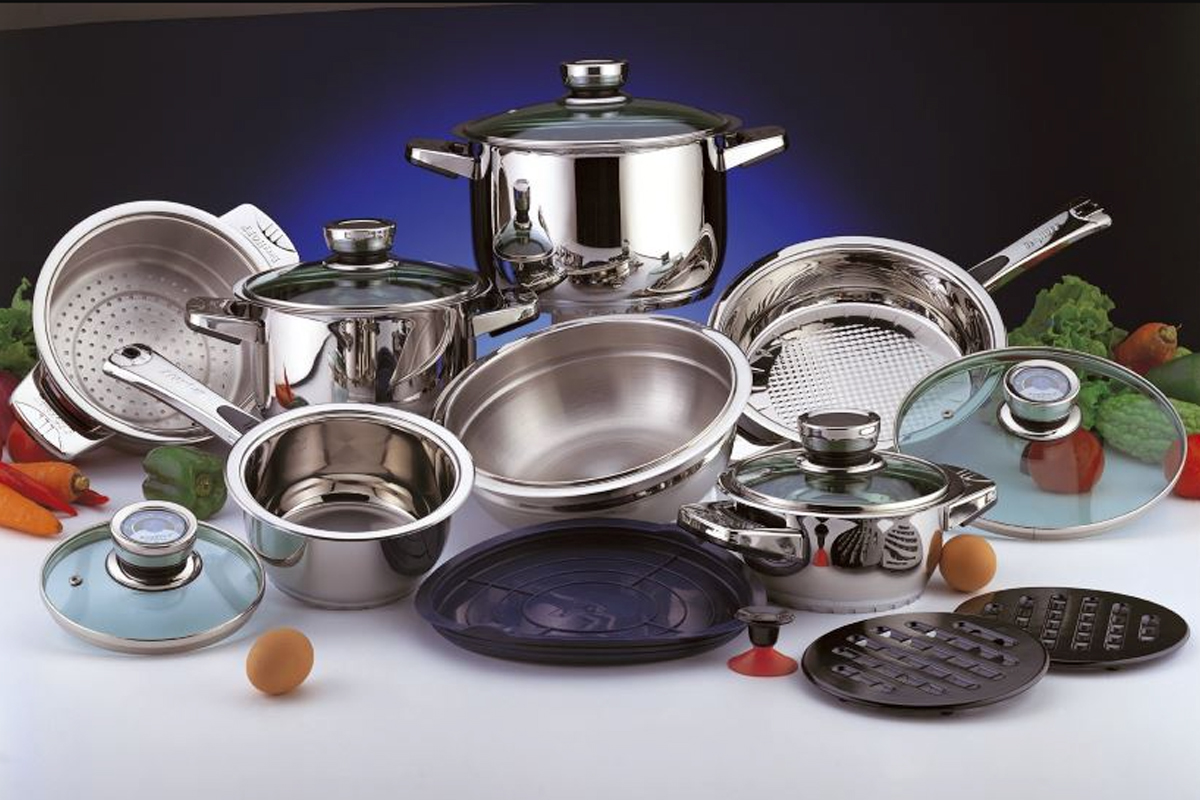 Kitchen and dining wholesale lots on warehouse shelves