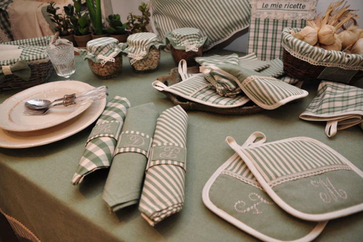 Bed linen and kitchen textiles folded in wholesale batches
